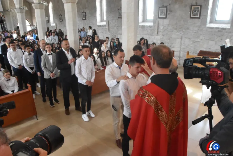 (FOTO) GRUDE: SVEČAN DAN ZA BOŽJU ŽUPU! KRIZMANICI U VJERI PRIMILI NEIZBRISIVI DUHOVNI KARAKTER 45