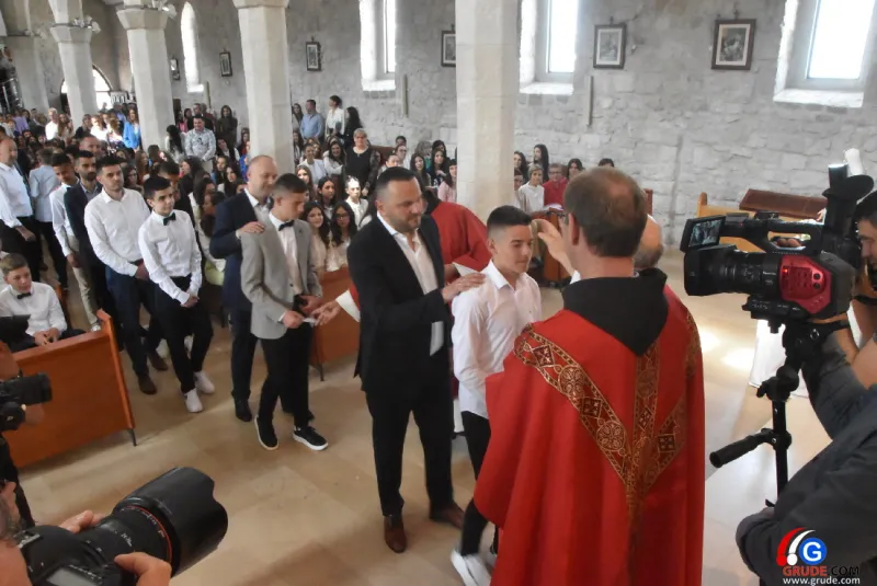 (FOTO) GRUDE: SVEČAN DAN ZA BOŽJU ŽUPU! KRIZMANICI U VJERI PRIMILI NEIZBRISIVI DUHOVNI KARAKTER 46