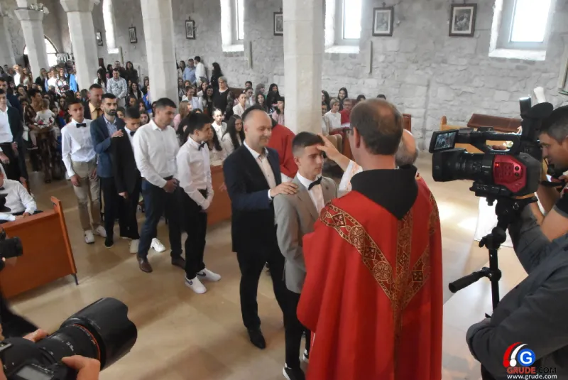 (FOTO) GRUDE: SVEČAN DAN ZA BOŽJU ŽUPU! KRIZMANICI U VJERI PRIMILI NEIZBRISIVI DUHOVNI KARAKTER 47