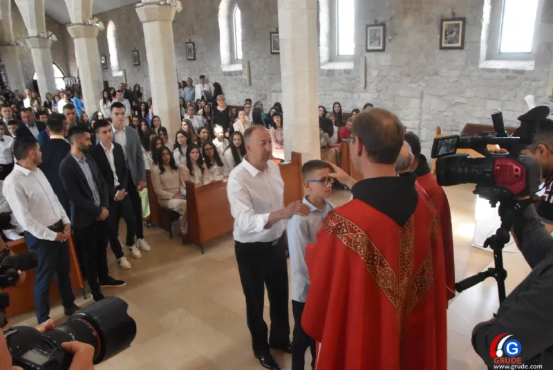 (FOTO) GRUDE: SVEČAN DAN ZA BOŽJU ŽUPU! KRIZMANICI U VJERI PRIMILI NEIZBRISIVI DUHOVNI KARAKTER 48