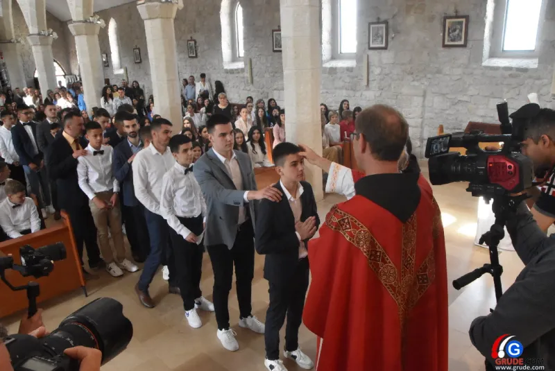 (FOTO) GRUDE: SVEČAN DAN ZA BOŽJU ŽUPU! KRIZMANICI U VJERI PRIMILI NEIZBRISIVI DUHOVNI KARAKTER 49