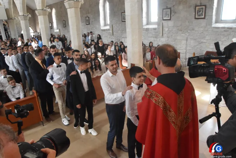 (FOTO) GRUDE: SVEČAN DAN ZA BOŽJU ŽUPU! KRIZMANICI U VJERI PRIMILI NEIZBRISIVI DUHOVNI KARAKTER 50