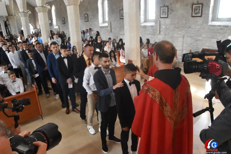 (FOTO) GRUDE: SVEČAN DAN ZA BOŽJU ŽUPU! KRIZMANICI U VJERI PRIMILI NEIZBRISIVI DUHOVNI KARAKTER 51