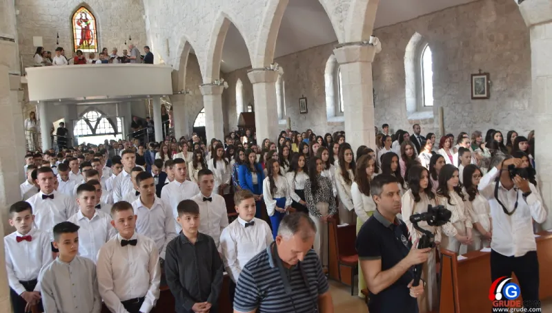 (FOTO) GRUDE: SVEČAN DAN ZA BOŽJU ŽUPU! KRIZMANICI U VJERI PRIMILI NEIZBRISIVI DUHOVNI KARAKTER 7