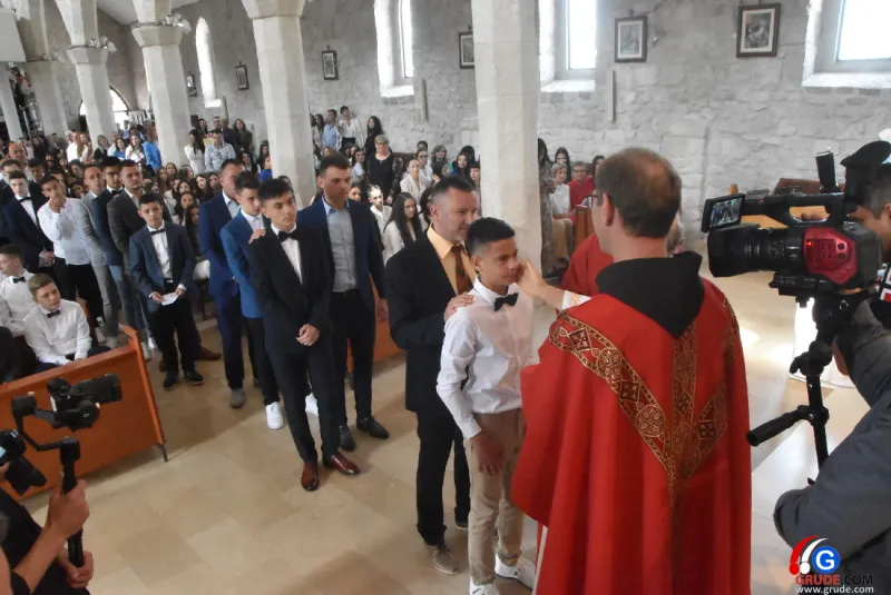 (FOTO) GRUDE: SVEČAN DAN ZA BOŽJU ŽUPU! KRIZMANICI U VJERI PRIMILI NEIZBRISIVI DUHOVNI KARAKTER 52
