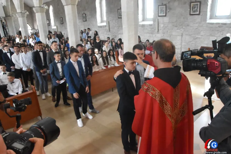 (FOTO) GRUDE: SVEČAN DAN ZA BOŽJU ŽUPU! KRIZMANICI U VJERI PRIMILI NEIZBRISIVI DUHOVNI KARAKTER 53