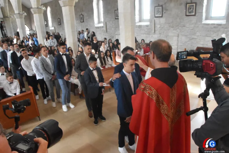 (FOTO) GRUDE: SVEČAN DAN ZA BOŽJU ŽUPU! KRIZMANICI U VJERI PRIMILI NEIZBRISIVI DUHOVNI KARAKTER 54