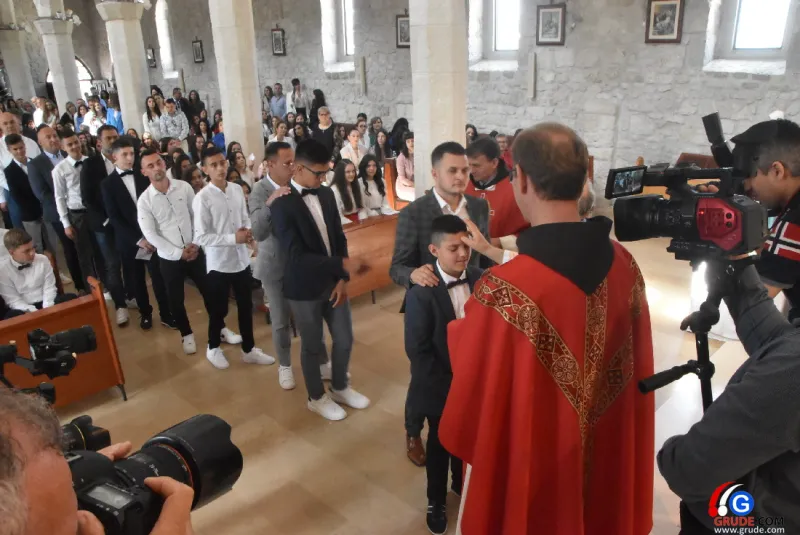 (FOTO) GRUDE: SVEČAN DAN ZA BOŽJU ŽUPU! KRIZMANICI U VJERI PRIMILI NEIZBRISIVI DUHOVNI KARAKTER 55