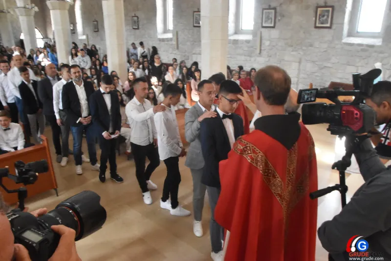 (FOTO) GRUDE: SVEČAN DAN ZA BOŽJU ŽUPU! KRIZMANICI U VJERI PRIMILI NEIZBRISIVI DUHOVNI KARAKTER 56