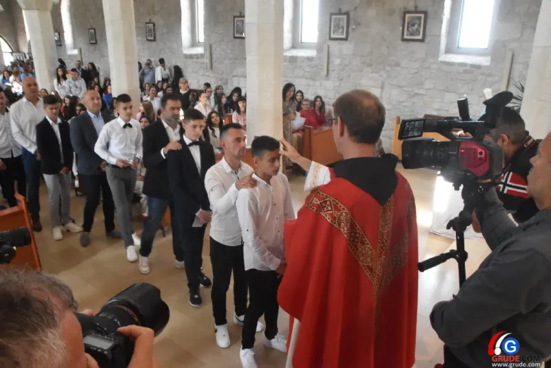 (FOTO) GRUDE: SVEČAN DAN ZA BOŽJU ŽUPU! KRIZMANICI U VJERI PRIMILI NEIZBRISIVI DUHOVNI KARAKTER 57