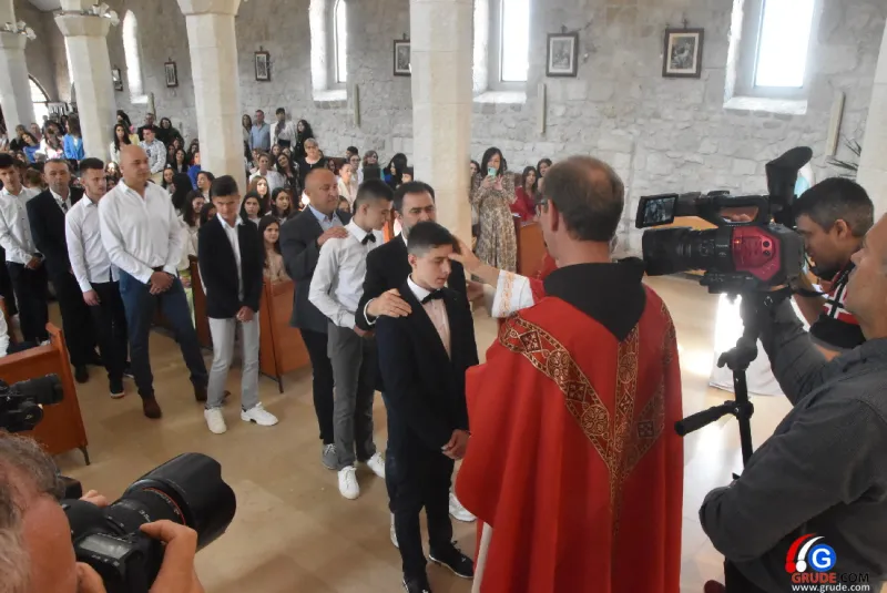 (FOTO) GRUDE: SVEČAN DAN ZA BOŽJU ŽUPU! KRIZMANICI U VJERI PRIMILI NEIZBRISIVI DUHOVNI KARAKTER 58