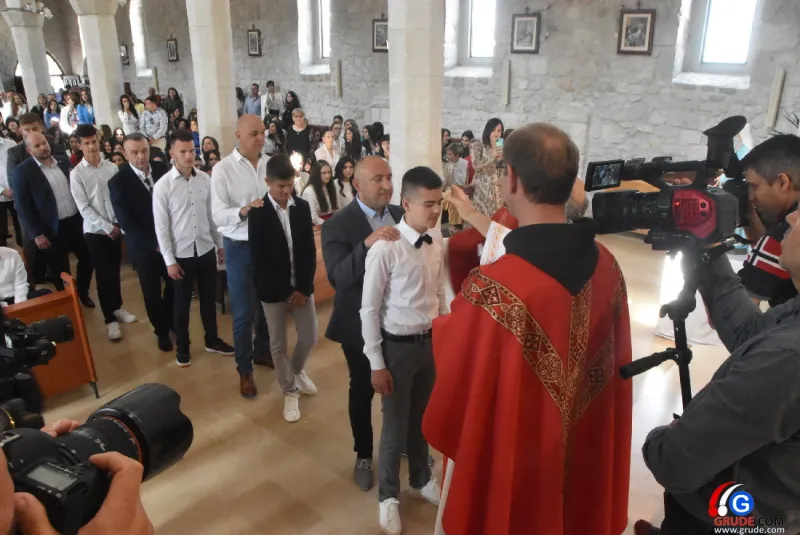 (FOTO) GRUDE: SVEČAN DAN ZA BOŽJU ŽUPU! KRIZMANICI U VJERI PRIMILI NEIZBRISIVI DUHOVNI KARAKTER 59