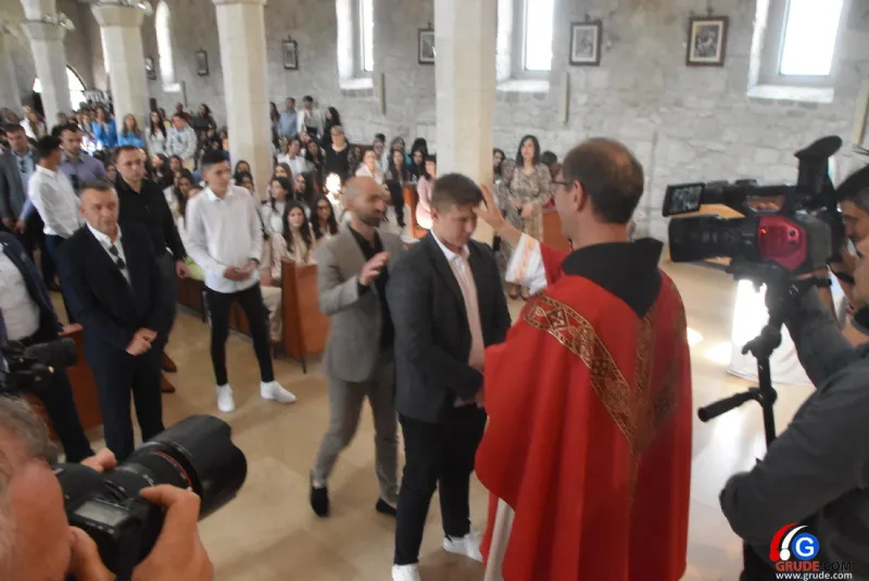 (FOTO) GRUDE: SVEČAN DAN ZA BOŽJU ŽUPU! KRIZMANICI U VJERI PRIMILI NEIZBRISIVI DUHOVNI KARAKTER 60