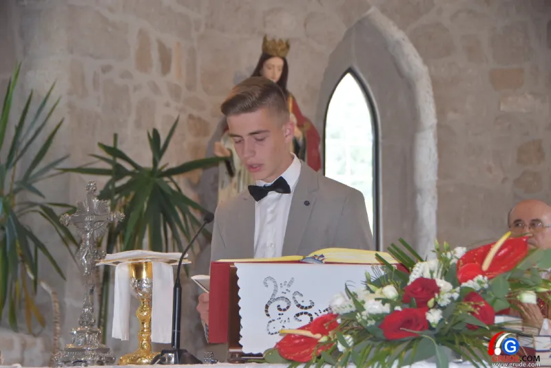 (FOTO) GRUDE: SVEČAN DAN ZA BOŽJU ŽUPU! KRIZMANICI U VJERI PRIMILI NEIZBRISIVI DUHOVNI KARAKTER 8