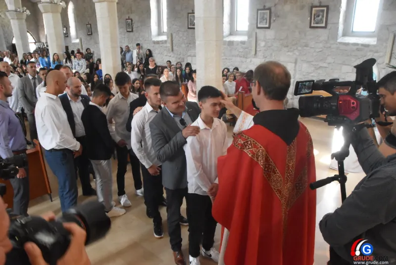 (FOTO) GRUDE: SVEČAN DAN ZA BOŽJU ŽUPU! KRIZMANICI U VJERI PRIMILI NEIZBRISIVI DUHOVNI KARAKTER 62