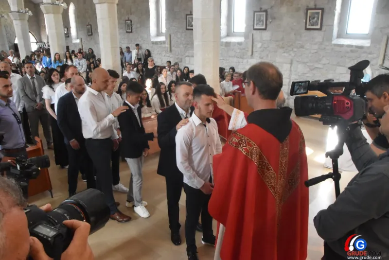 (FOTO) GRUDE: SVEČAN DAN ZA BOŽJU ŽUPU! KRIZMANICI U VJERI PRIMILI NEIZBRISIVI DUHOVNI KARAKTER 63