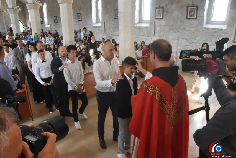 (FOTO) GRUDE: SVEČAN DAN ZA BOŽJU ŽUPU! KRIZMANICI U VJERI PRIMILI NEIZBRISIVI DUHOVNI KARAKTER 64