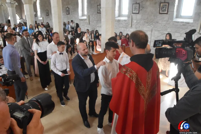 (FOTO) GRUDE: SVEČAN DAN ZA BOŽJU ŽUPU! KRIZMANICI U VJERI PRIMILI NEIZBRISIVI DUHOVNI KARAKTER 65