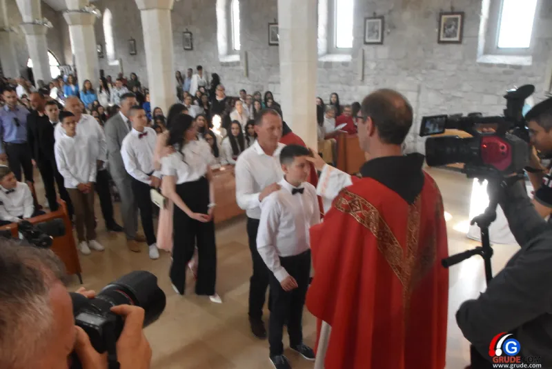 (FOTO) GRUDE: SVEČAN DAN ZA BOŽJU ŽUPU! KRIZMANICI U VJERI PRIMILI NEIZBRISIVI DUHOVNI KARAKTER 66