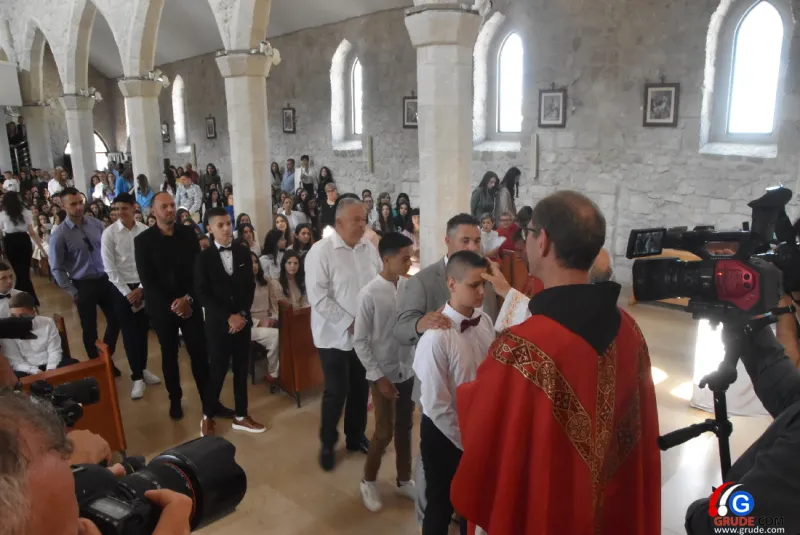 (FOTO) GRUDE: SVEČAN DAN ZA BOŽJU ŽUPU! KRIZMANICI U VJERI PRIMILI NEIZBRISIVI DUHOVNI KARAKTER 67