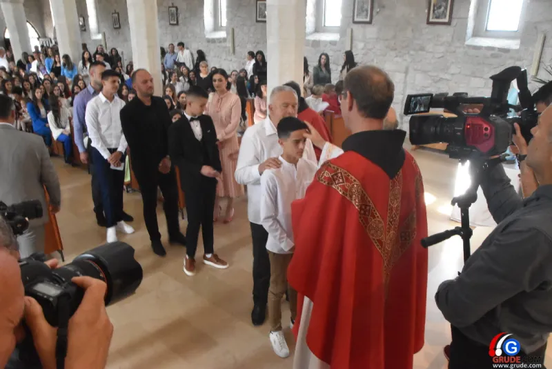 (FOTO) GRUDE: SVEČAN DAN ZA BOŽJU ŽUPU! KRIZMANICI U VJERI PRIMILI NEIZBRISIVI DUHOVNI KARAKTER 68