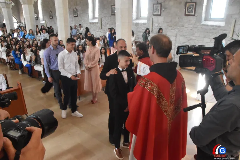 (FOTO) GRUDE: SVEČAN DAN ZA BOŽJU ŽUPU! KRIZMANICI U VJERI PRIMILI NEIZBRISIVI DUHOVNI KARAKTER 69