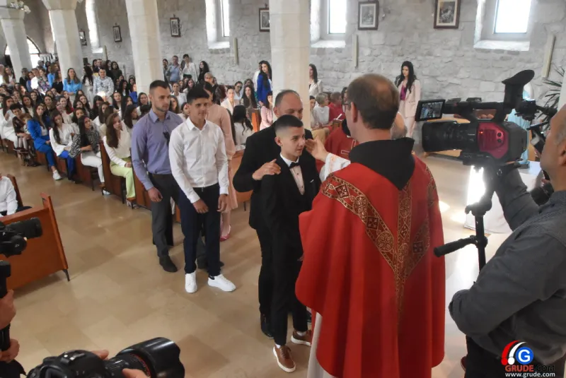 (FOTO) GRUDE: SVEČAN DAN ZA BOŽJU ŽUPU! KRIZMANICI U VJERI PRIMILI NEIZBRISIVI DUHOVNI KARAKTER 70