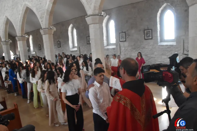 (FOTO) GRUDE: SVEČAN DAN ZA BOŽJU ŽUPU! KRIZMANICI U VJERI PRIMILI NEIZBRISIVI DUHOVNI KARAKTER 71