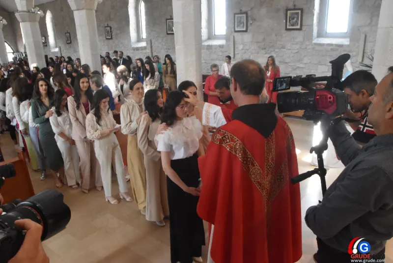 (FOTO) GRUDE: SVEČAN DAN ZA BOŽJU ŽUPU! KRIZMANICI U VJERI PRIMILI NEIZBRISIVI DUHOVNI KARAKTER 72