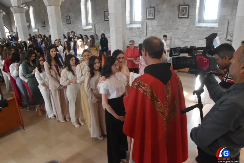(FOTO) GRUDE: SVEČAN DAN ZA BOŽJU ŽUPU! KRIZMANICI U VJERI PRIMILI NEIZBRISIVI DUHOVNI KARAKTER 73