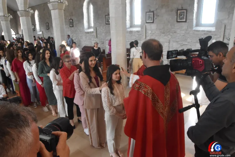 (FOTO) GRUDE: SVEČAN DAN ZA BOŽJU ŽUPU! KRIZMANICI U VJERI PRIMILI NEIZBRISIVI DUHOVNI KARAKTER 75