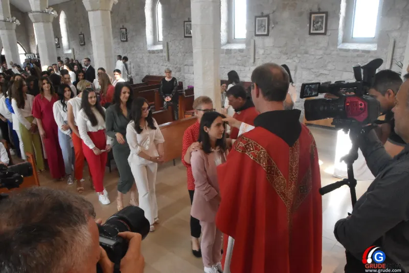 (FOTO) GRUDE: SVEČAN DAN ZA BOŽJU ŽUPU! KRIZMANICI U VJERI PRIMILI NEIZBRISIVI DUHOVNI KARAKTER 76