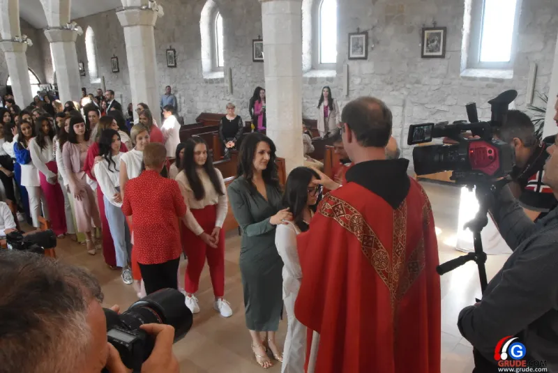 (FOTO) GRUDE: SVEČAN DAN ZA BOŽJU ŽUPU! KRIZMANICI U VJERI PRIMILI NEIZBRISIVI DUHOVNI KARAKTER 77