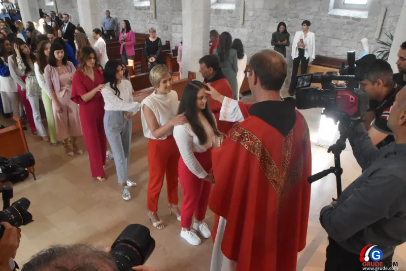 (FOTO) GRUDE: SVEČAN DAN ZA BOŽJU ŽUPU! KRIZMANICI U VJERI PRIMILI NEIZBRISIVI DUHOVNI KARAKTER 78