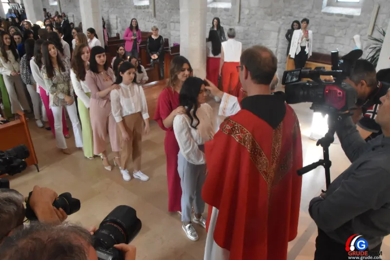 (FOTO) GRUDE: SVEČAN DAN ZA BOŽJU ŽUPU! KRIZMANICI U VJERI PRIMILI NEIZBRISIVI DUHOVNI KARAKTER 79