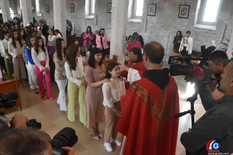 (FOTO) GRUDE: SVEČAN DAN ZA BOŽJU ŽUPU! KRIZMANICI U VJERI PRIMILI NEIZBRISIVI DUHOVNI KARAKTER 80