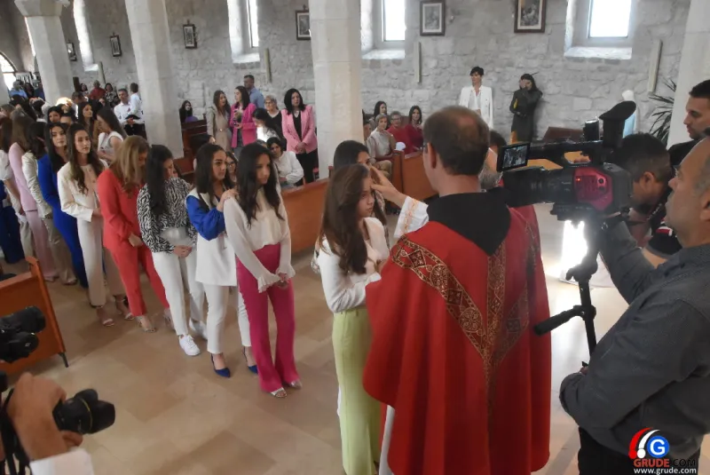 (FOTO) GRUDE: SVEČAN DAN ZA BOŽJU ŽUPU! KRIZMANICI U VJERI PRIMILI NEIZBRISIVI DUHOVNI KARAKTER 81
