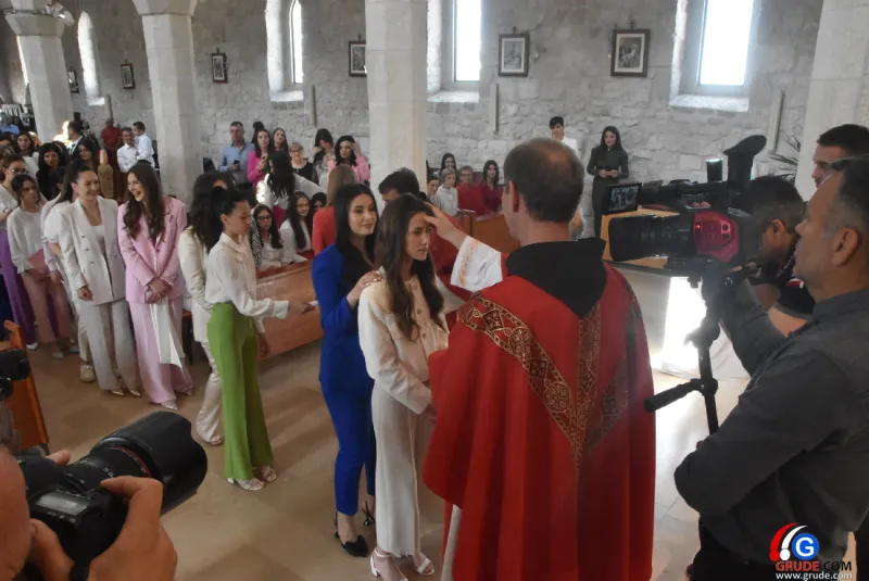 (FOTO) GRUDE: SVEČAN DAN ZA BOŽJU ŽUPU! KRIZMANICI U VJERI PRIMILI NEIZBRISIVI DUHOVNI KARAKTER 84