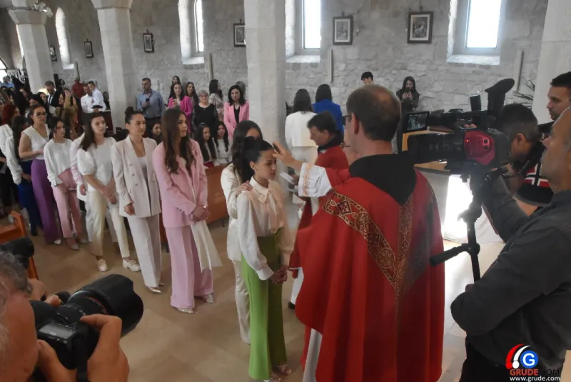 (FOTO) GRUDE: SVEČAN DAN ZA BOŽJU ŽUPU! KRIZMANICI U VJERI PRIMILI NEIZBRISIVI DUHOVNI KARAKTER 85