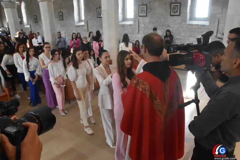 (FOTO) GRUDE: SVEČAN DAN ZA BOŽJU ŽUPU! KRIZMANICI U VJERI PRIMILI NEIZBRISIVI DUHOVNI KARAKTER 86