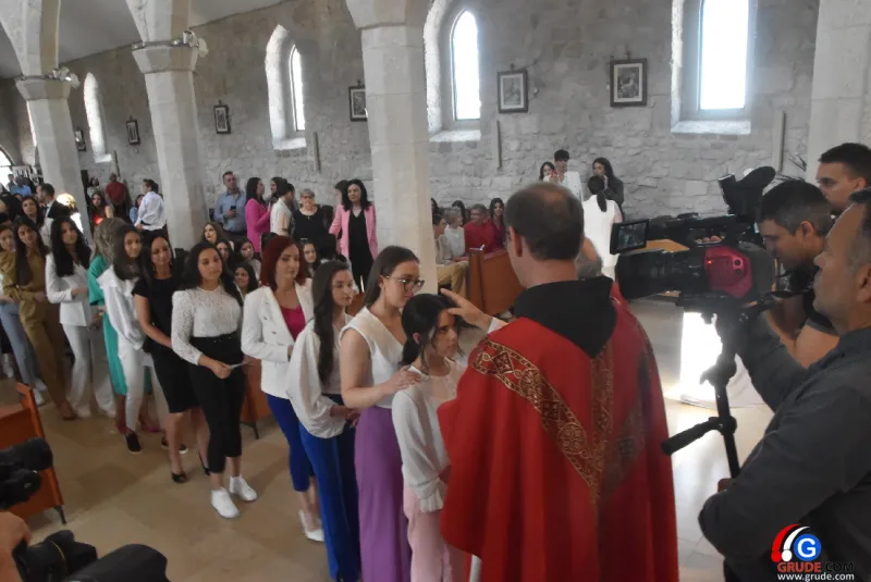 (FOTO) GRUDE: SVEČAN DAN ZA BOŽJU ŽUPU! KRIZMANICI U VJERI PRIMILI NEIZBRISIVI DUHOVNI KARAKTER 88