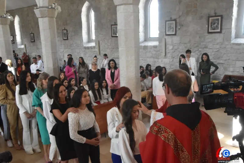 (FOTO) GRUDE: SVEČAN DAN ZA BOŽJU ŽUPU! KRIZMANICI U VJERI PRIMILI NEIZBRISIVI DUHOVNI KARAKTER 89