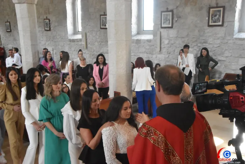 (FOTO) GRUDE: SVEČAN DAN ZA BOŽJU ŽUPU! KRIZMANICI U VJERI PRIMILI NEIZBRISIVI DUHOVNI KARAKTER 90