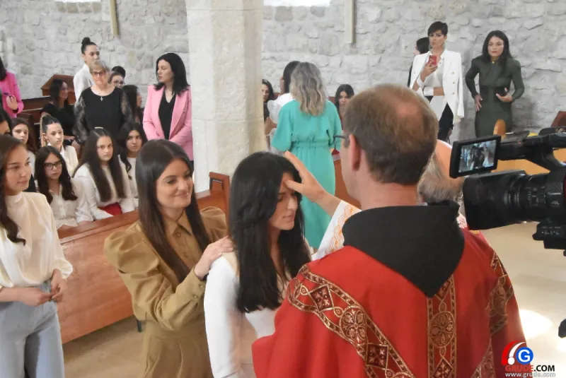 (FOTO) GRUDE: SVEČAN DAN ZA BOŽJU ŽUPU! KRIZMANICI U VJERI PRIMILI NEIZBRISIVI DUHOVNI KARAKTER 92