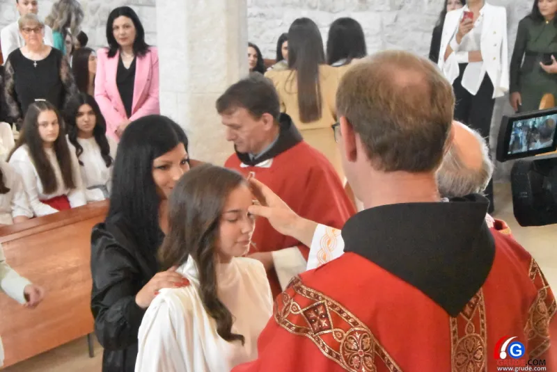 (FOTO) GRUDE: SVEČAN DAN ZA BOŽJU ŽUPU! KRIZMANICI U VJERI PRIMILI NEIZBRISIVI DUHOVNI KARAKTER 93