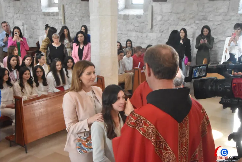 (FOTO) GRUDE: SVEČAN DAN ZA BOŽJU ŽUPU! KRIZMANICI U VJERI PRIMILI NEIZBRISIVI DUHOVNI KARAKTER 94