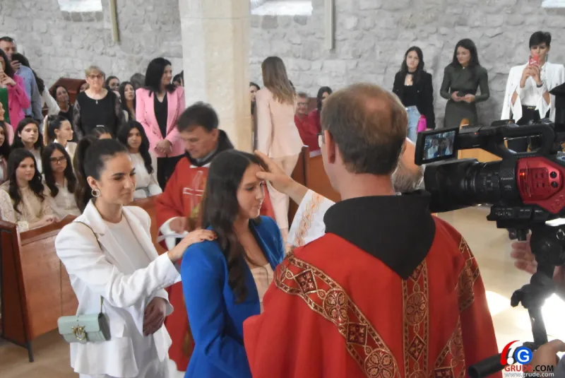 (FOTO) GRUDE: SVEČAN DAN ZA BOŽJU ŽUPU! KRIZMANICI U VJERI PRIMILI NEIZBRISIVI DUHOVNI KARAKTER 95