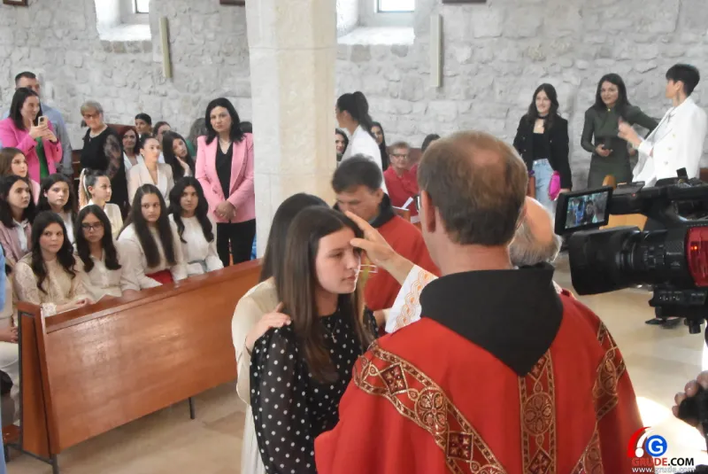 (FOTO) GRUDE: SVEČAN DAN ZA BOŽJU ŽUPU! KRIZMANICI U VJERI PRIMILI NEIZBRISIVI DUHOVNI KARAKTER 96