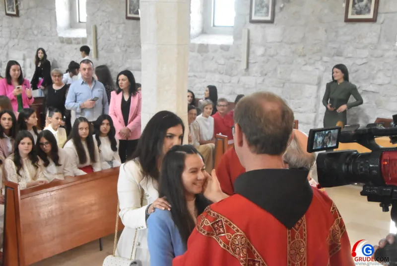 (FOTO) GRUDE: SVEČAN DAN ZA BOŽJU ŽUPU! KRIZMANICI U VJERI PRIMILI NEIZBRISIVI DUHOVNI KARAKTER 97