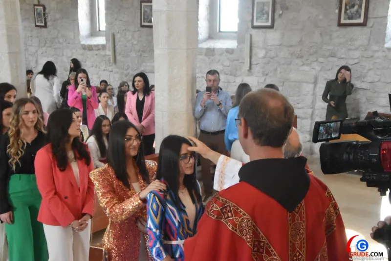 (FOTO) GRUDE: SVEČAN DAN ZA BOŽJU ŽUPU! KRIZMANICI U VJERI PRIMILI NEIZBRISIVI DUHOVNI KARAKTER 99